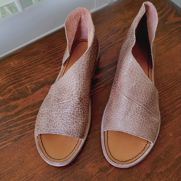 FREE PEOPLE SANDALS SZ. 36 1/2 Tan - Picture 1 of 7